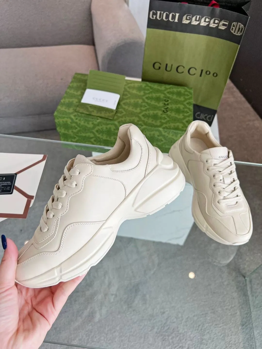 👟👟Ex-factory price 480👟👟 Gucci dad shoes for couples, distressed leather horn-shaped retro jogging shoes. The Balenciaga grandpa trend has subsided, ushering in GUCCI dad shoes, the trend leader in the fashion industry. The original shoes are molded and the original last is made by the Italian handmade foundry! [Gucci original dad shoes] Original surface: imported calfskin! Lining: Grade A hybrid lambskin! Outsole: The highest restoration sole T👟👟Ex-factory price U material plus wear-resistant foam (anti-wear cushioning) ivory leather processed with distressed effect The sole is 5cm high! The comfort level is excellent, killing all high-end versions on the market! Original logo outsole! 👣Size: Women’s size 35-40. Men's size 38-45. Women's heel with 🈚️logo! Men's heel with 🈶️logo!